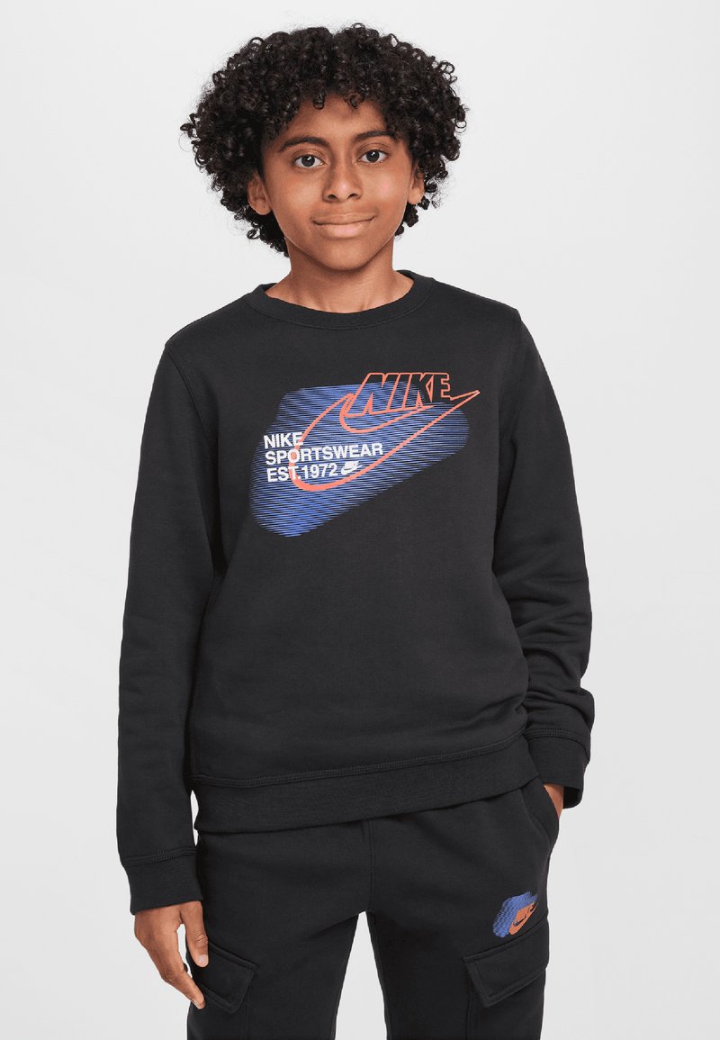 Sudadera negra de Nike con cuello redondo, que presenta un diseño de logo colorido y elementos gráficos texturizados en azul y naranja.