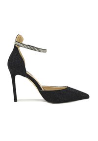 Scarpa nera con tacco alto, punta affilata e tessuto testurizzato, dotata di una cinghia alla caviglia in argento con decorazioni.
