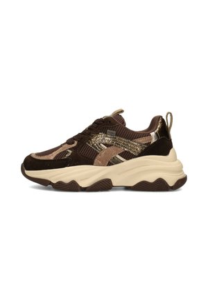 Wuchtiger Sneaker mit braunem Mesh- und Wildleder-Obermaterial, beiger dicker Sohle und metallisch goldenen Akzenten, seitlich auf weißem Hintergrund betrachtet.
