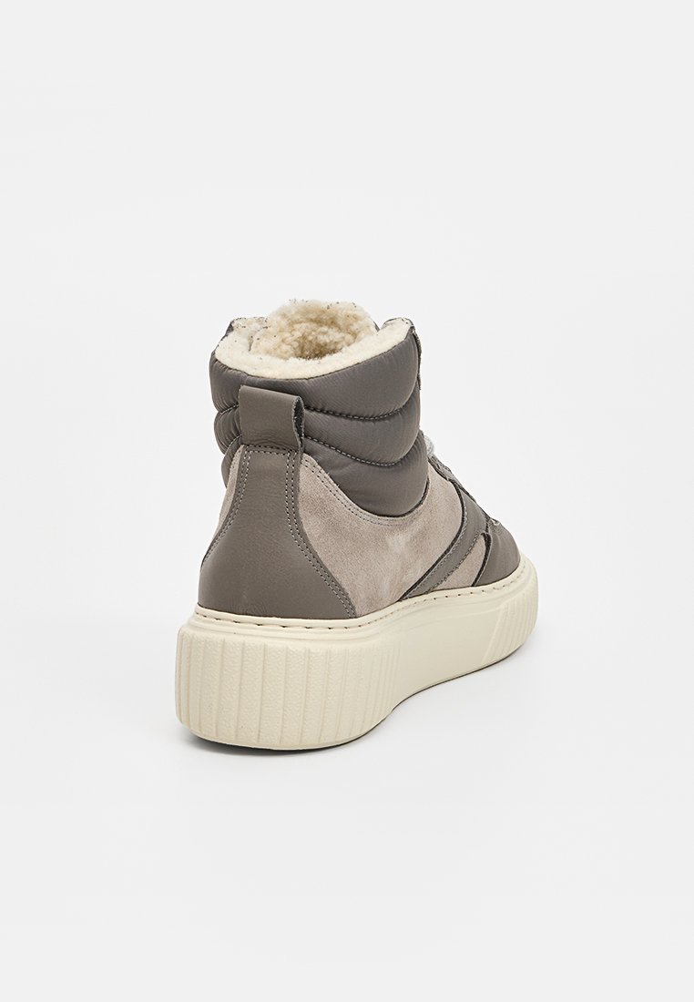 Graue High-Top-Sneaker mit einem glatten Leder- und weichen Wildleder-Außenteil, Shearling-Futter und einer strukturierten, cremefarbenen Gummisohle.