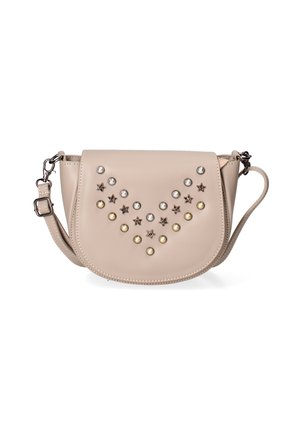 Beige crossbodytas met afgeronde klep, versierd met zilveren, gouden en bronzen studs in de vorm van sterren en parels in een V-patroon.