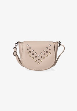 Beige crossbodytas met afgeronde klep, versierd met zilveren, gouden en bronzen studs in de vorm van sterren en parels in een V-patroon.