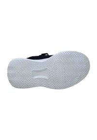 Suola di scarpa in gomma bianca con un motivo a zigzag e un elemento di design testurizzato. Nessun logo visibile o dettagli aggiuntivi.