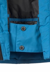 Interno di una giacca blu isolata con rivestimento nero, due bottoni circolari e una tasca orizzontale con una fascia blu.