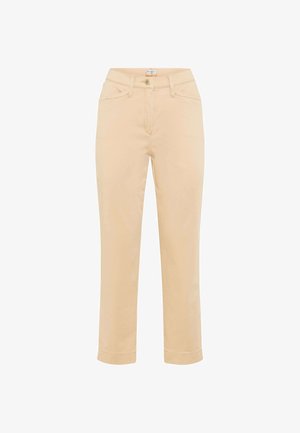 Pantalon beige à jambes droites avec poches avant, passants pour ceinture, et fermeture avant par bouton et zip.