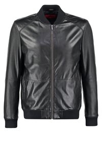 Zwarte leren bomberjack met ritssluiting, geribde manchetten, gestructureerde leren mouwen en een gladde afwerking.