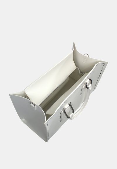Borsa in pelle bianca con forma rettangolare, interno spazioso e cuciture a contrasto. Presenta doppi manici e un comparto con zip.