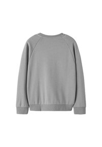 Sudadera gris con cuello redondo, mangas raglán y puños de canalé. Textura suave, color sólido y diseño minimalista.