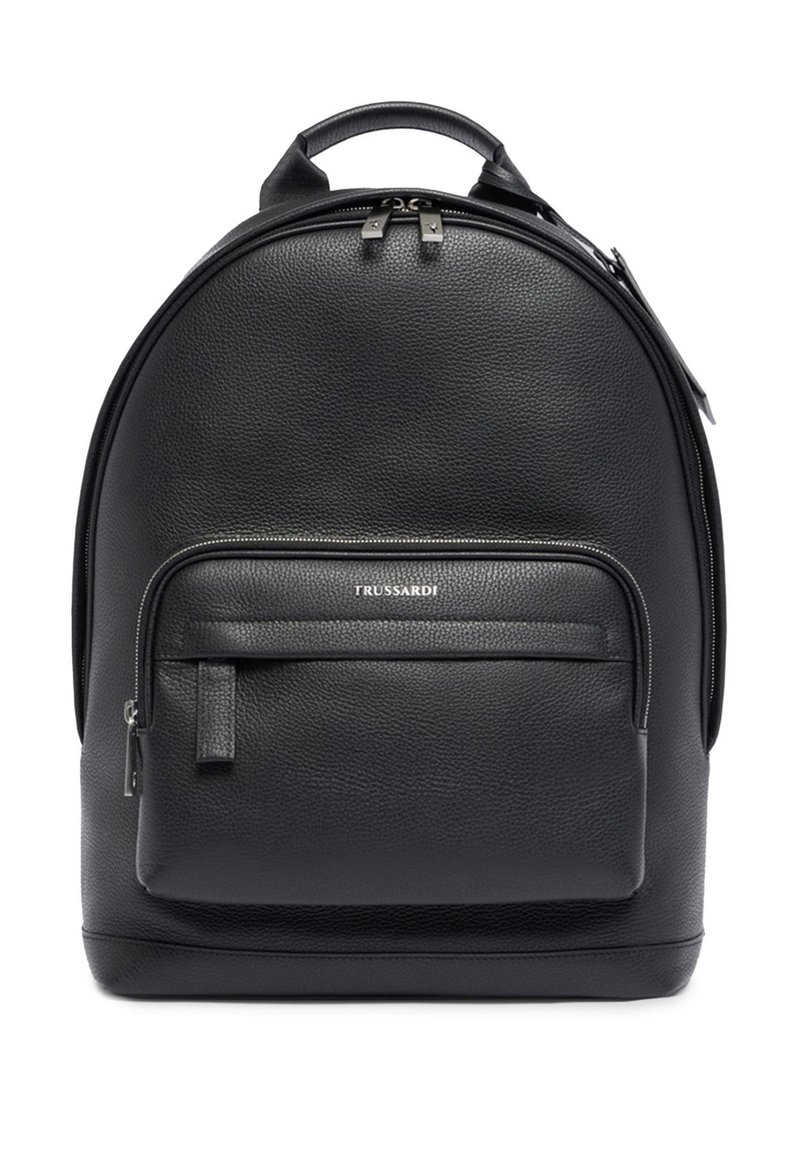 Zaino in pelle nera con forma arrotondata, finitura texturizzata, manico superiore e tasca frontale con zip. Presenta accessori in metallo argentato.