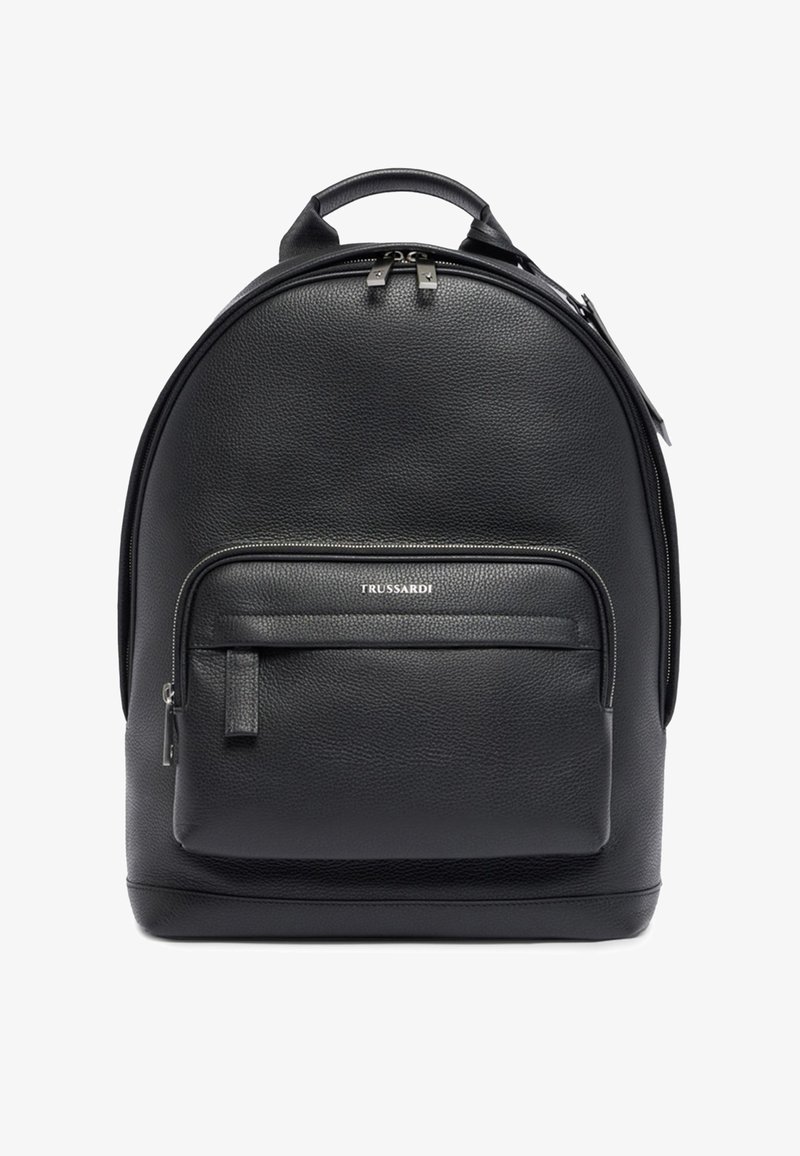 Zaino in pelle nera con forma arrotondata, finitura texturizzata, manico superiore e tasca frontale con zip. Presenta accessori in metallo argentato.