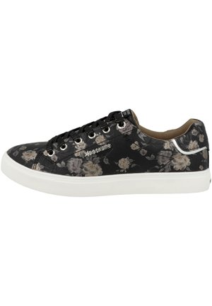 Sorte sneakers med et blomsterprint i nuancer af grå og creme. Har hvid gummisål og sorte snørebånd med sølvfarvede huller.