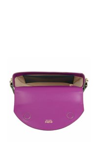Borsa a mano rotonda in pelle viola con logo dorato. L'interno presenta una fodera beige, una tasca per il portafoglio nera e una chiusura magnetica.