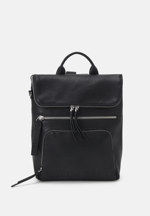 Mochila de cuero negro con diseño estructurado, asa superior y correas ajustables. Cuenta con dos bolsillos con cremallera y logotipo en relieve.