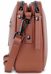 Borsa a tracolla in pelle sintetica rosa con doppie cerniere, tracolla regolabile e dettagli in metallo nero. Presenta lati piatti e dettagli cuciti.