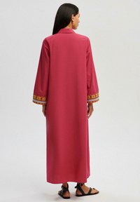 Touché Privé EMBROIDERED SLEEVE - Tričkové šaty - fuchsia