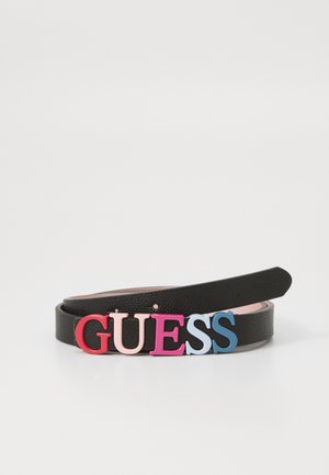 Cintura in pelle nera caratterizzata da una superficie testurizzata e un logo "GUESS" colorato in diverse sfumature di rosso, rosa e blu.