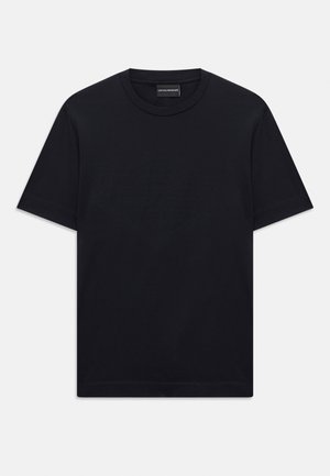T-shirt noir à manches courtes et col ras du cou avec un design de logo en relief subtil centré sur la poitrine et une étiquette de marque à l'intérieur du col.