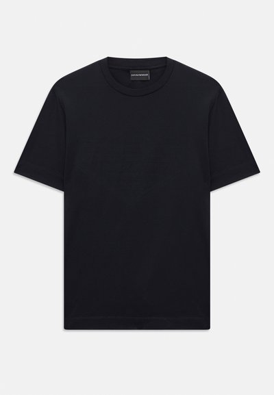 Svart kortermet T-skjorte med rund hals og subtil preget logo-design sentrert på brystet, samt et merke inne i halsen.