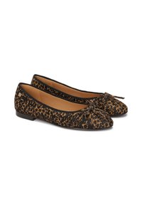 Ballerine con stampa leopardata in nero e beige, caratterizzate da una punta arrotondata, dettaglio a fiocco sulla parte anteriore e suola piatta nera.