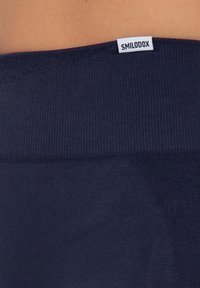 Marineblauwe tailleband met geribbeld textuur en logo-label "SMILODOX." Materiaal lijkt zacht en rekbaar, wat comfort en flexibiliteit suggereert.