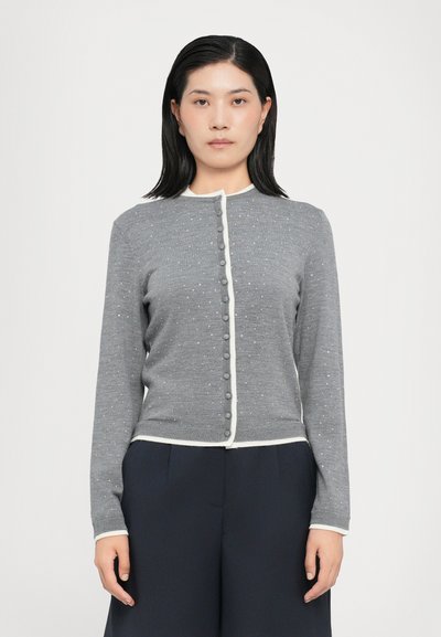 Grijze cardigan met lange mouwen, een ronde hals, knoopsluiting en witte rand; heeft subtiele textuurelementen op de stof.
