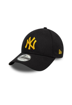 Schwarze Baseballkappe mit gelbem, gesticktem "NY"-Logo, strukturiertem Stoff, gebogenem Visier und einem Größenetikett, das mittel-groß anzeigt.