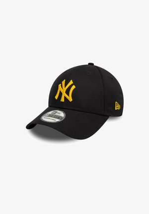 Schwarze Baseballkappe mit gelbem, gesticktem "NY"-Logo, strukturiertem Stoff, gebogenem Visier und einem Größenetikett, das mittel-groß anzeigt.
