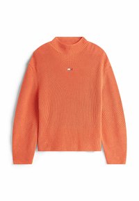 Maglione arancione lavorato a maglia con colletto alto. Presenta una texture a coste e una piccola etichetta con logo sul petto. Forma ampia con maniche lunghe.