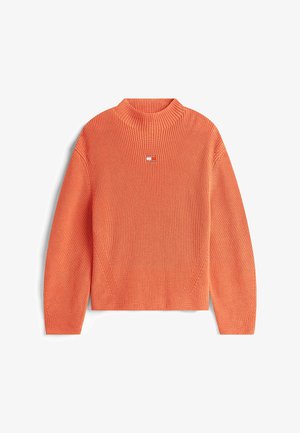 Oranger Strickpullover mit hohem Kragen. Verfügt über eine gerippte Textur und ein kleines Logo-Patch auf der Brust. Boxy-Schnitt mit langen Ärmeln.