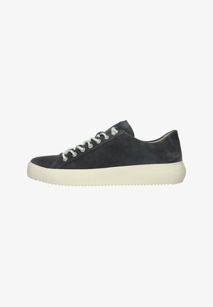Zapatilla baja de ante negro con cordones blancos y suela gruesa de goma blanca con fondo estriado para agarre.
