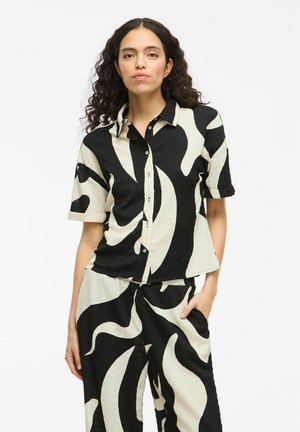 Zwart-witte short-sleeve button-up shirt met een golfpatroon. Gemaakt van textuurstof, voorzien van een kraag en een getailleerde pasvorm.