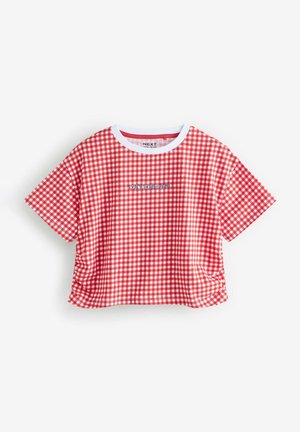 Rotes Gingham-Poloshirt mit kurzen Ärmeln und einem weißen Rundhalsausschnitt, auf dem in Blau "DREAM" gestickt ist. Weicher Stoff mit lockerer Passform.