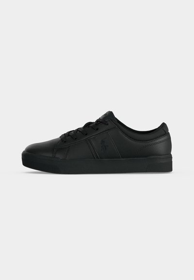 Μαύρο δερμάτινο sneaker χαμηλού πάτου με μαύρα κορδόνια, επίπεδη ελαστική σόλα και χαραγμένο λογότυπο στην πλαϊνή επιφάνεια, εμφανίζονται σε προφίλ.