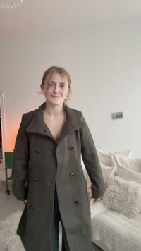 Cappotto doppiopetto di colore verde oliva realizzato in misto lana; presenta grandi bottoni neri, ampi rever e una vestibilità leggermente oversize.