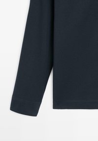 Langärmliges Hemd in Dunkelmarineblau; strukturierter Stoff; gerade geschnitten; umgeschlagene Manschetten; minimalistisches Design ohne Muster oder Verzierungen.