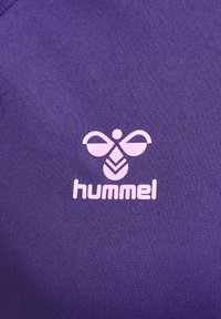 Lilla stof med et centreret lyserødt bi-logo over ordet "hummel" med små bogstaver.