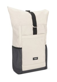 Zaino con design roll-top, tessuto beige chiaro, dettagli neri e una tasca frontale. Caratterizzato da spallacci neri regolabili e una texture resistente.