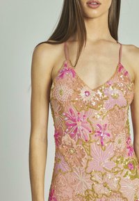 Abito rosa ricamato con design floreali, decorato con paillettes, dotato di spalline sottili e scollatura a V. Texture dettagliata visibile.