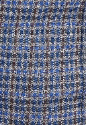 Tejido tejido con un patrón de cuadro en azul, marrón y gris, con hilos texturizados. El diseño incluye pequeños cuadrados distribuidos de manera uniforme.