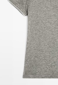 T-shirt grigio a maniche corte con una texture morbida e melangiata. Presenta un collo rotondo e un design semplice e pulito, privo di motivi o dettagli.