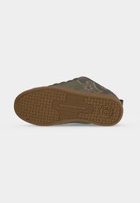 Semelle de chaussure avec motif de bande de roulement texturé, logo circulaire près du talon et "DESIGNED USA" embossé sur matériau en caoutchouc marron.