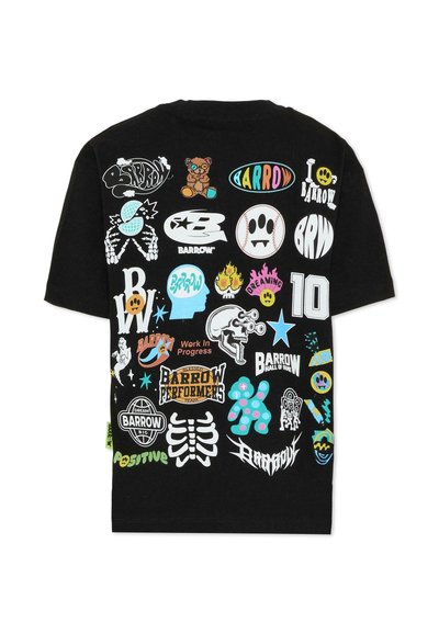 Czarny bawełniany T-shirt z różnokolorowymi nadrukami graficznymi, w tym logo, postaciami i wzorami na całym tyle. Krótkie rękawy.