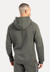 Mørkegrøn hoodie med hætte, ribbede manchetter og nederste kant, med en glat tekstur og raglanærmedesign.