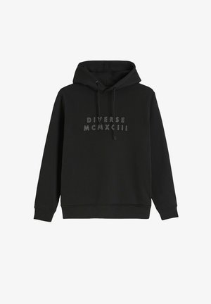 Czarna bluza z kapturem i sznurkiem do regulacji. Na przodzie widnieje napis "DIVERSE MCMXCIII" w białym kolorze. Wykonana z miękkiego materiału, z długimi ściągaczami i wykończeniem utwardzonym.