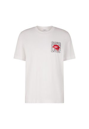 Witte T-shirt met korte mouwen met de tekst "SOHO LOVE" en een grafiek van rode lippen op de linkerkant van de borst.