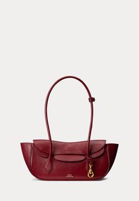 Kleine burgunderrote Lederschultertasche mit langem Riemen, Klappverschluss, goldfarbenem Verschlussdetail und "Polo by Ralph Lauren" Logo in goldener Schrift.
