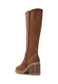 Stivale a ginocchio in suede marrone con tacco a campana, dotato di cerniera laterale e suola testurizzata. La parte superiore ha una finitura liscia e un design di ritaglio sottile.