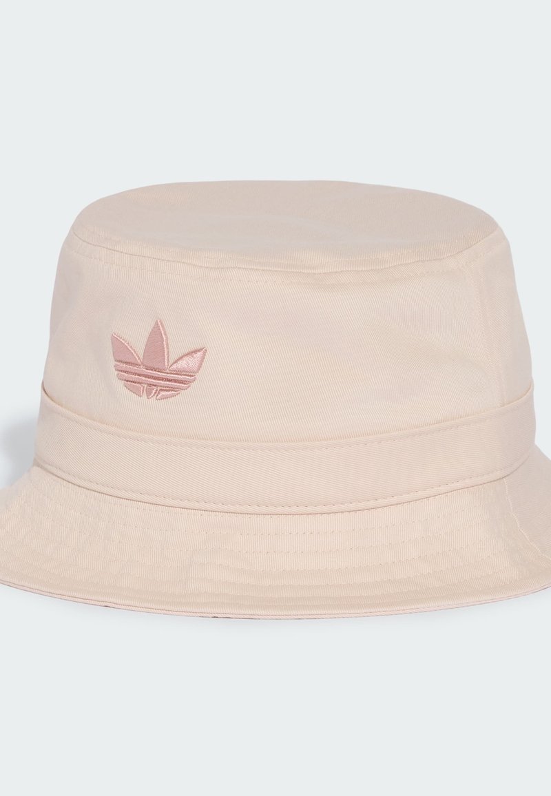 Cappello a secchiello beige chiaro con fascia cucita e piccolo logo rosa Adidas trefoil al centro davanti.