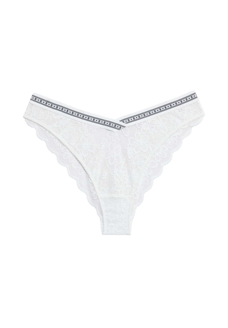 Biała koronkowa stringi z kwiatowym wzorem, falbankowymi brzegami oraz paskiem w czarno-białe paski z powtarzającym się logo marki.