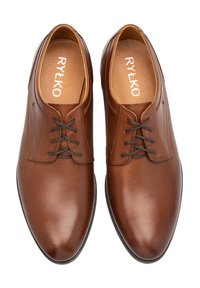 Zapatos de vestir de cuero marrón con un diseño elegante, que presentan una textura suave, punta afilada y cierre de cordones con cinco ojales.